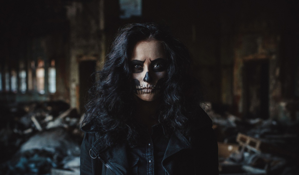 Девушка с черными волосами и разрисованным лицом 