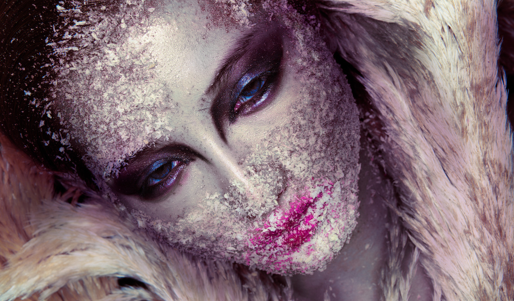 Девушка с ярким ледяным макияжем