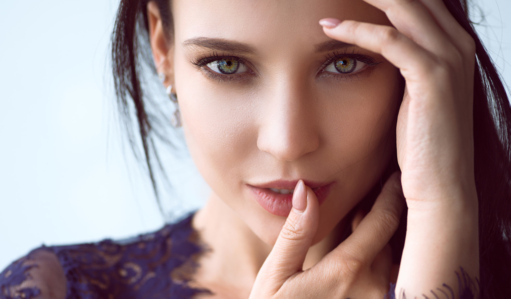 Зеленоглазая девушка модель с выразительным взглядом