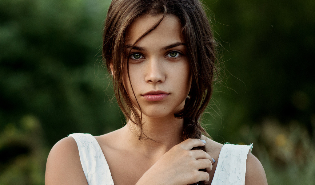 Зеленоглазая девушка с косой на голове