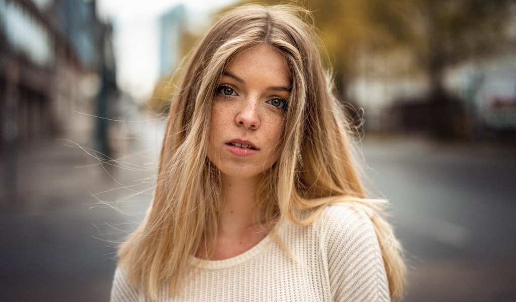 Милая девушка блондинка с веснушками 