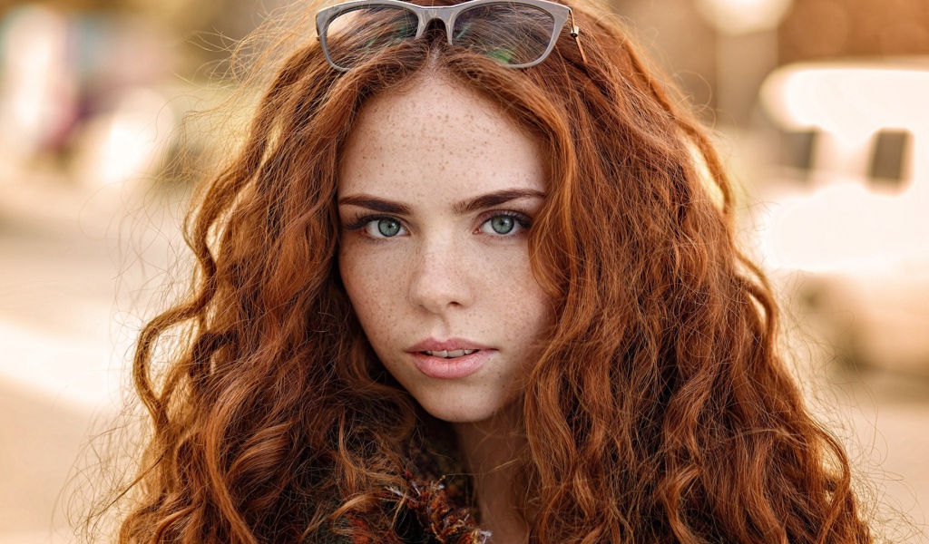 Рыжеволосая красивая девушка с зелеными глазами 