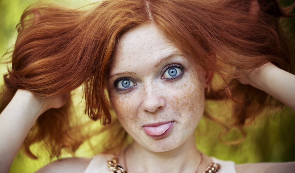 Рыжеволосая девушка с веснушками на лице