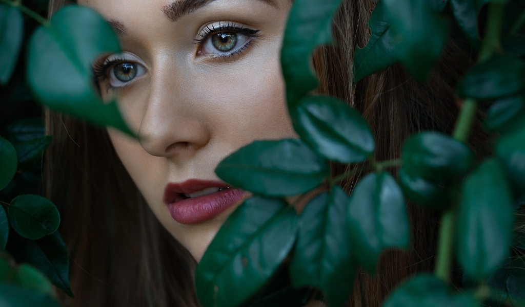 Грустная девушка с красивыми глазами 