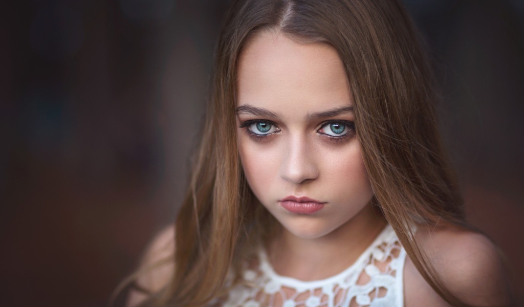 Грустная девушка с большими голубыми глазами 