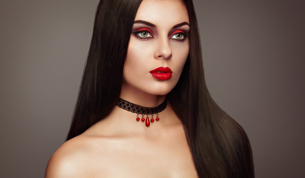 Эффектная брюнетка с ярким макияжем