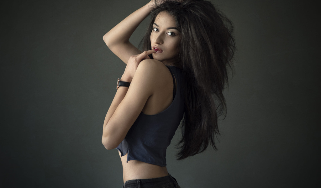 Эффектная девушка с длинными черными волосами