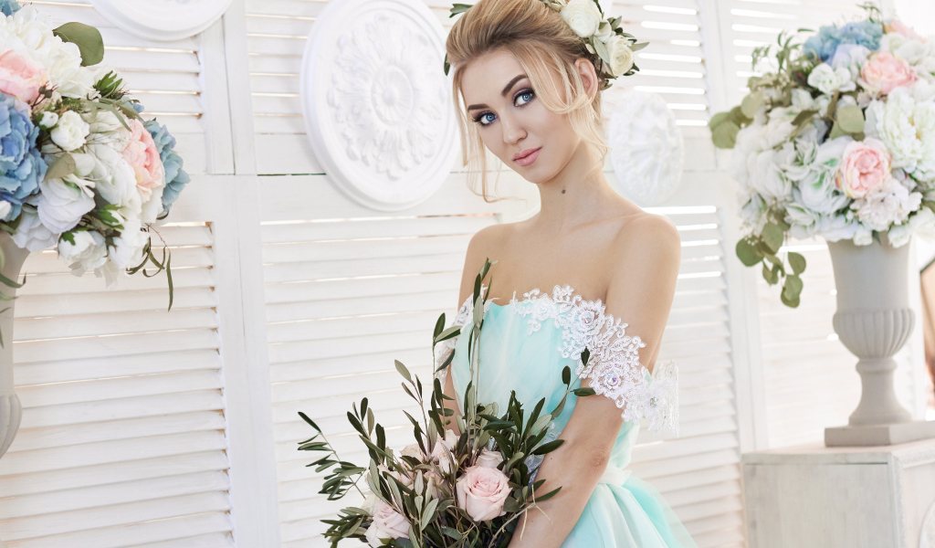 Эффектный взгляд голубоглазой блондинки в красивом платье с букетом цветов