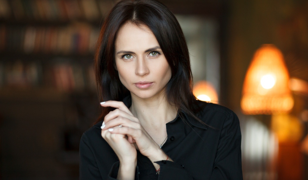 Стильная девушка брюнетка с длинными волосами 