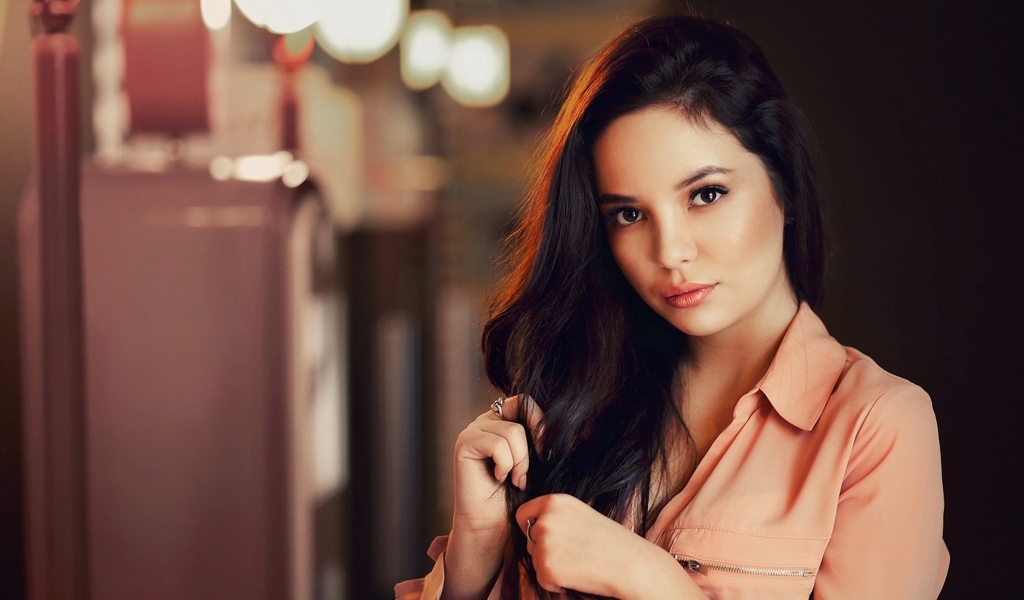 Девушка с темными распущенными волосами 