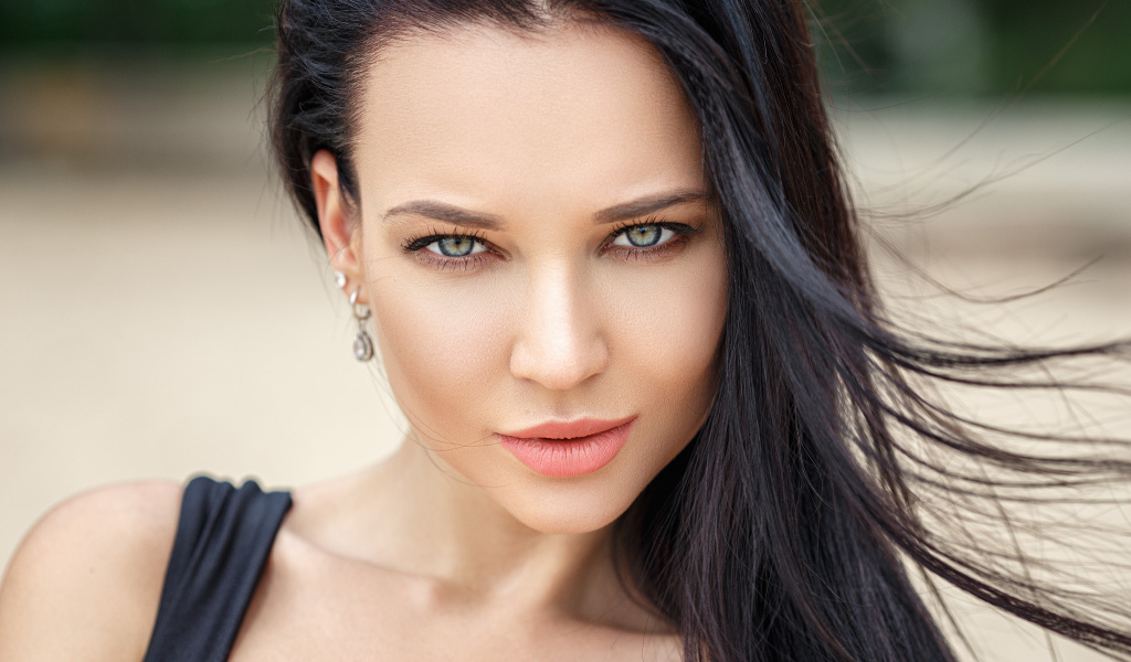 Взгляд красивой зеленоглазой брюнетки