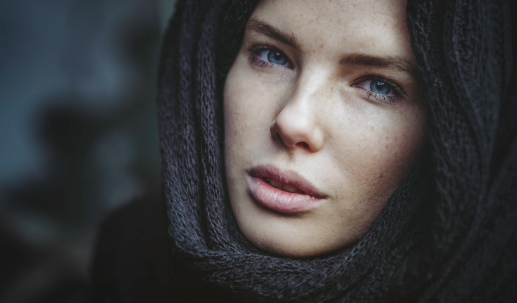 Взгляд настоящей голубоглазой девушки