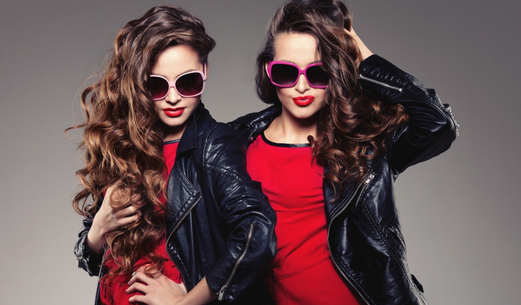 Две стильные брюнетки в кожаных куртках 