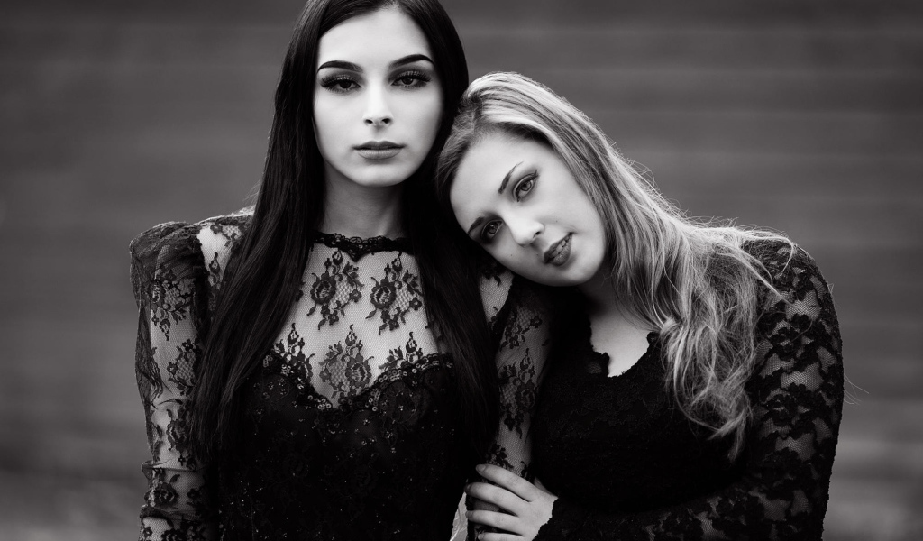 Две молодые красивые девушки черно - белое фото