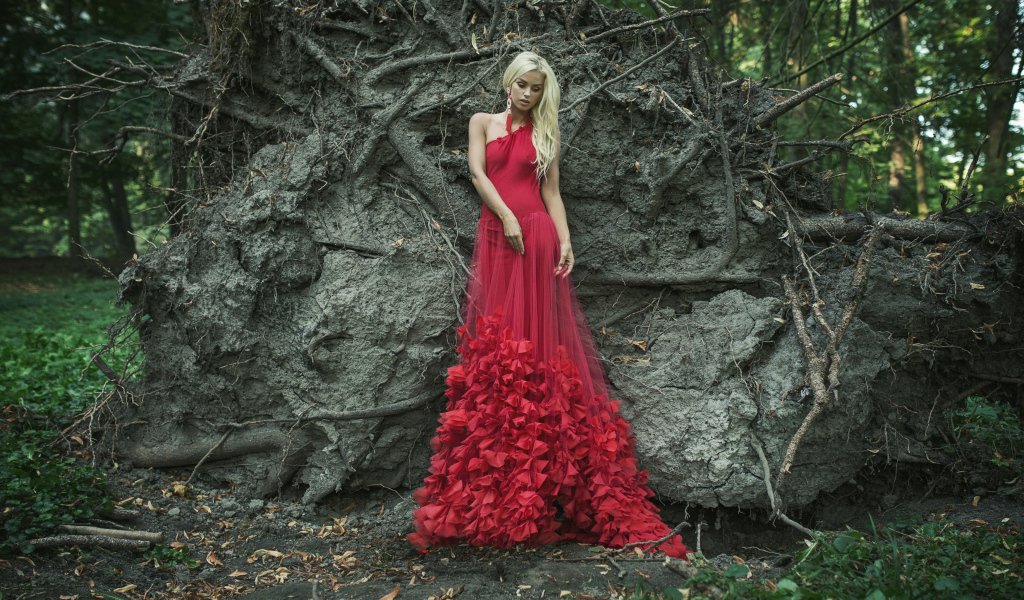 Молодая красивая девушка блондинка в красном платье