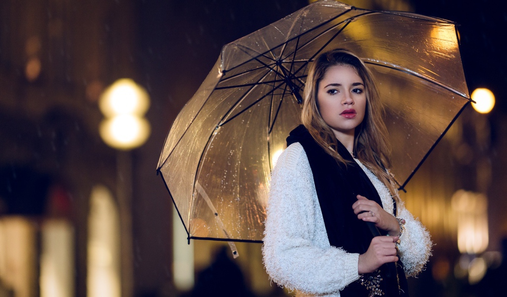 Молодая красивая девушка под зонтом 