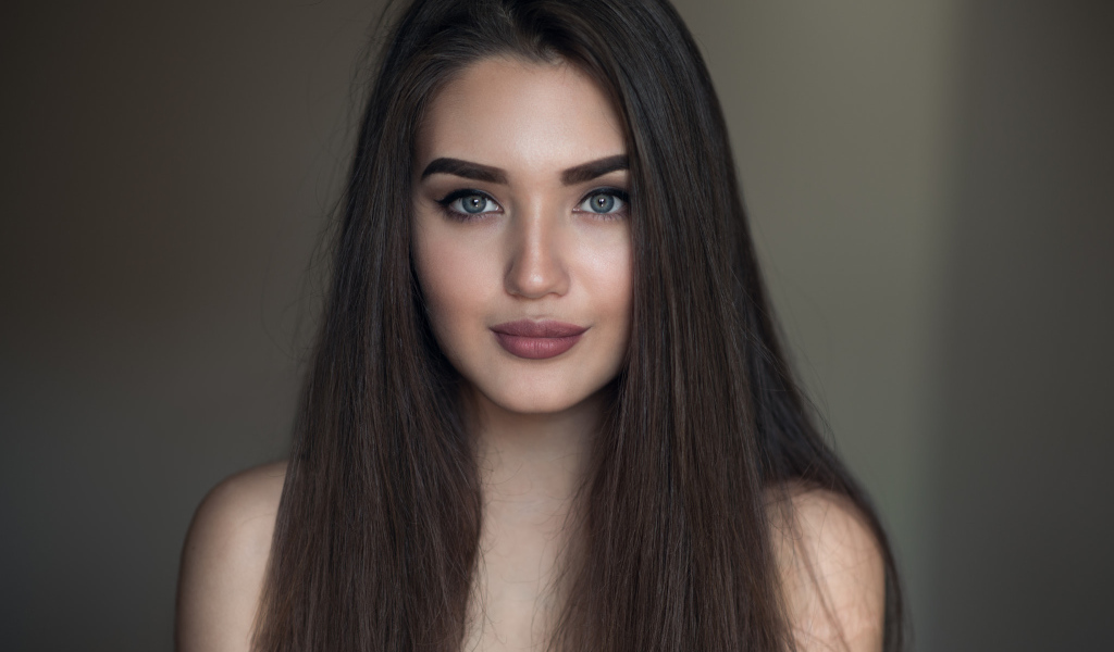 Молодая красивая девушка с длинными волосами