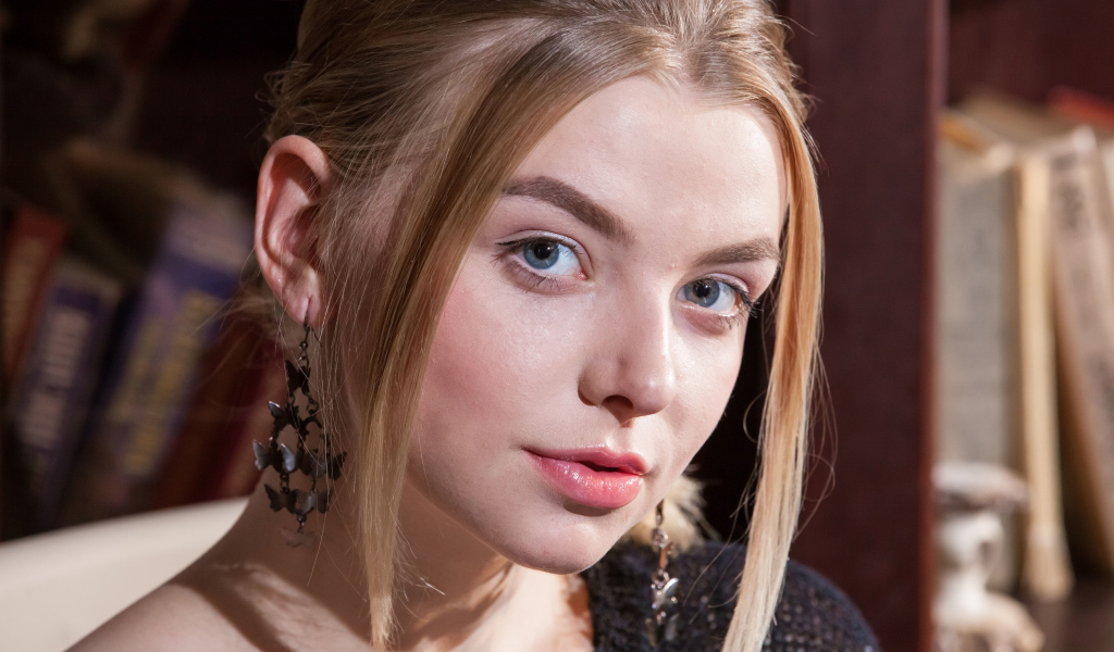 Молодая девушка блондинка с голубыми глазами