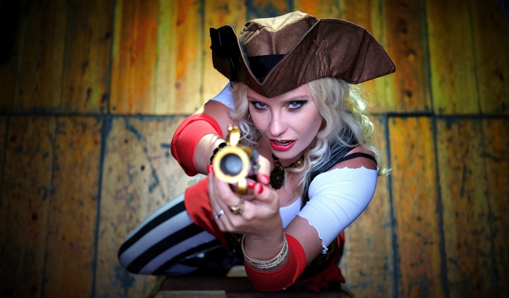 Молодая голубоглазая девушка в костюме пирата