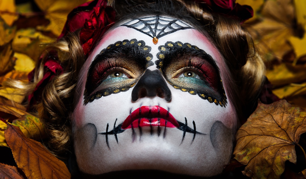 Молодая девушка с рисунком Калавера на лице