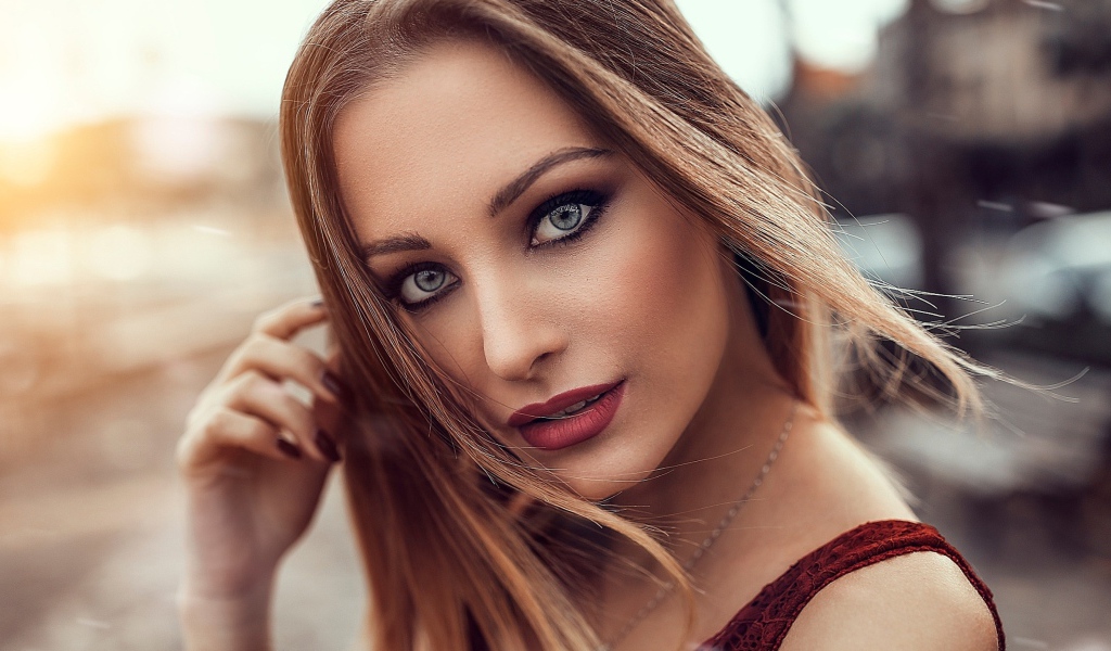 Молодая девушка с красивыми выразительными глазами 