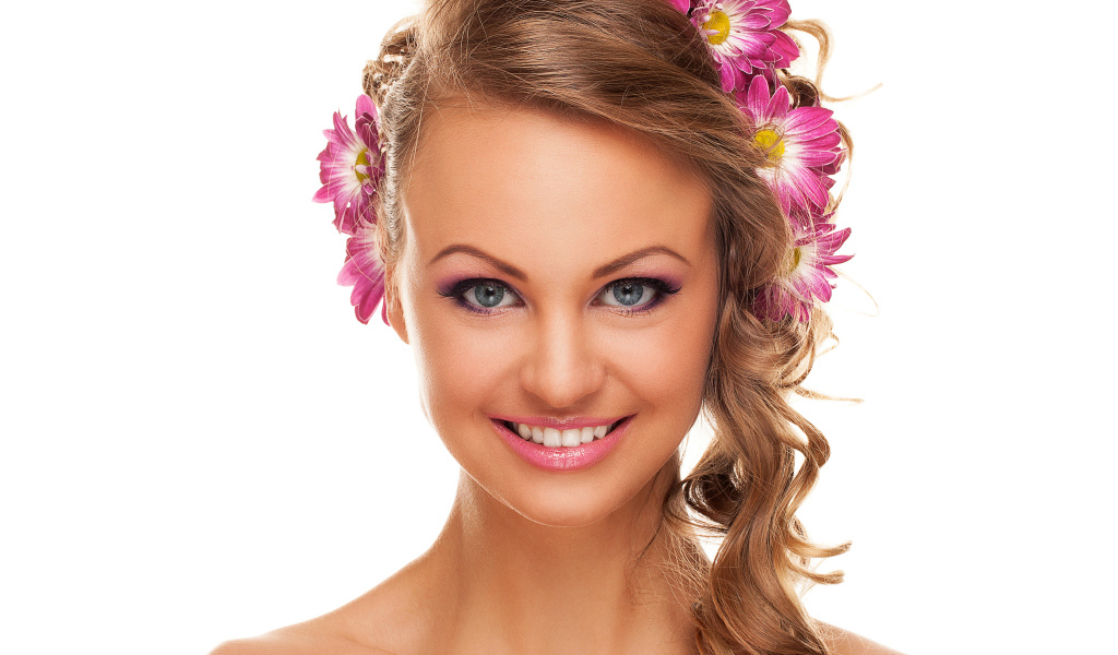 Молодая девушка с красивой прический и цветами хризантемы в волосах