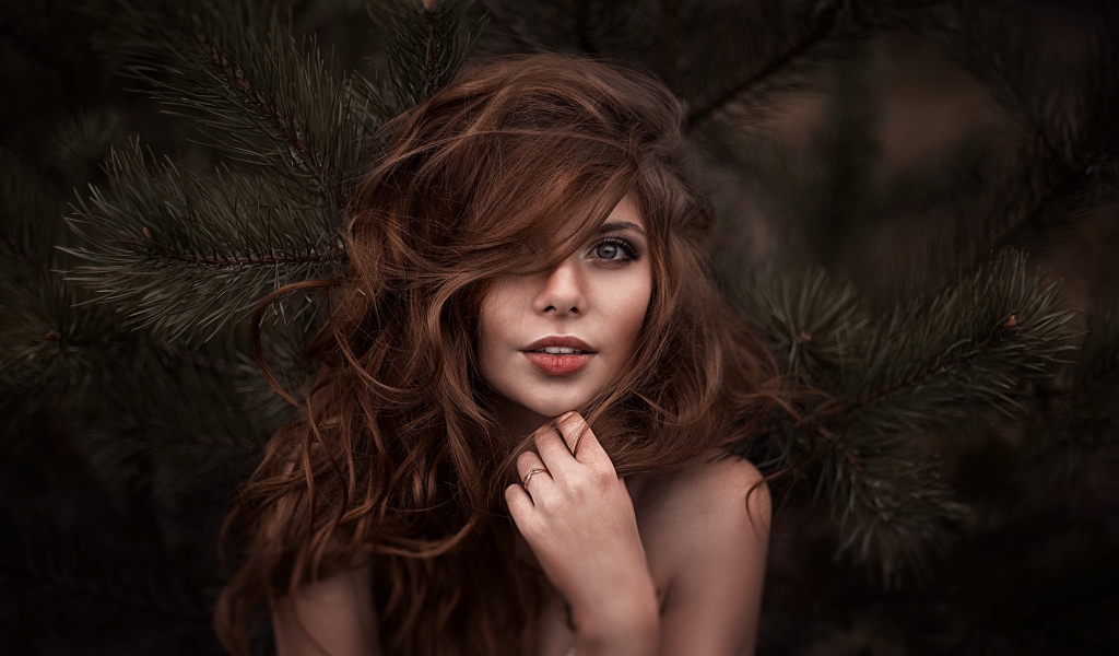 Молодая девушка с распущенными волосами 