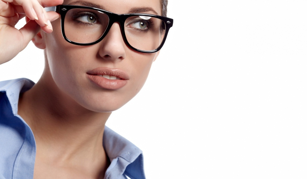 Молодая девушка в очках на белом фоне