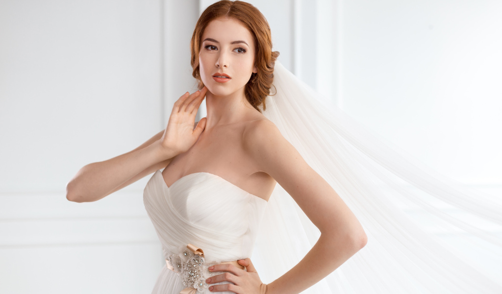 Молодая нежная девушка невеста в красивом свадебном платье