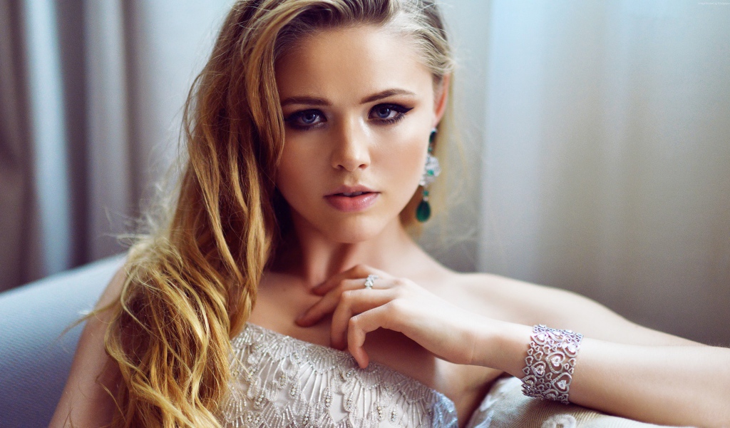 Красивая блондинка модель Кристина Базан