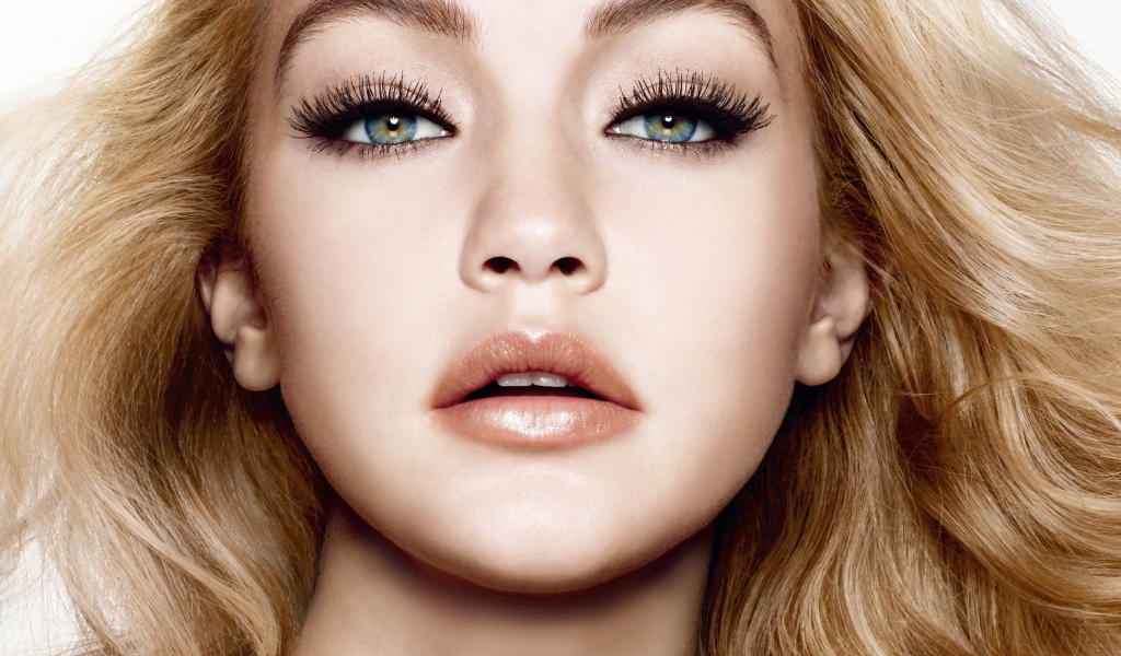Красивая голубоглазая девушка модель Джиджи Хадид