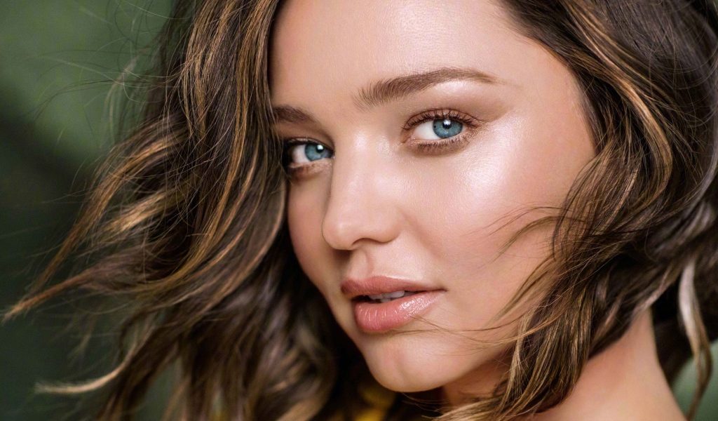 Красивая голубоглазая девушка модель Миранда Керр