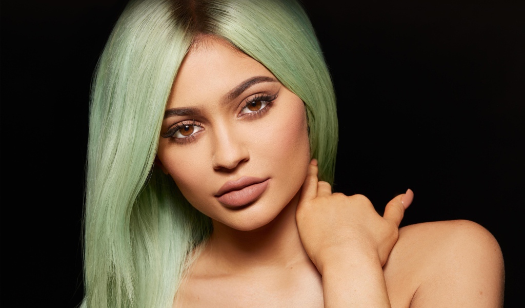 Красивая кареглазая модель Кайли Дженнер