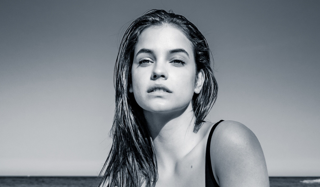 Красивая девушка модель Барбара Палвин черно-белое фото