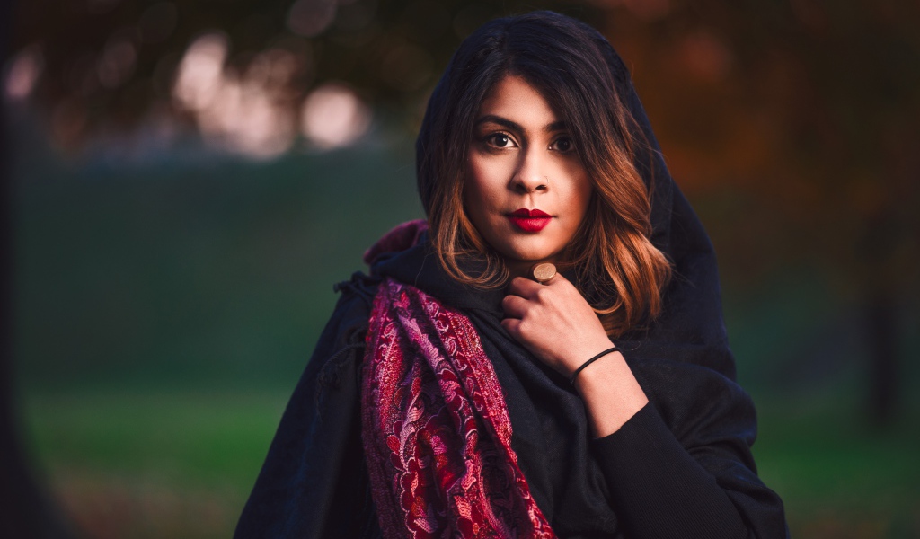 Красивая девушка модель в черном платке