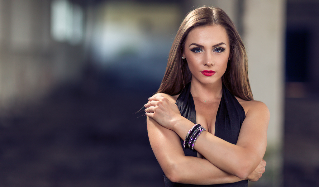 Голубоглазая девушка модель с красивым макияжем