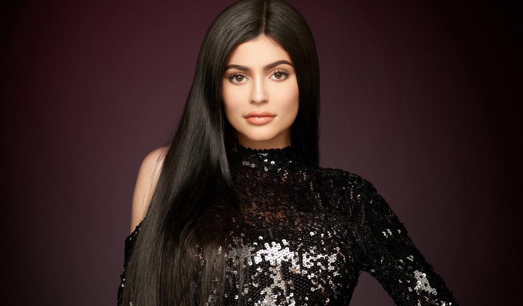 Эффектная девушка модель Кайли Дженнер с длинными волосами