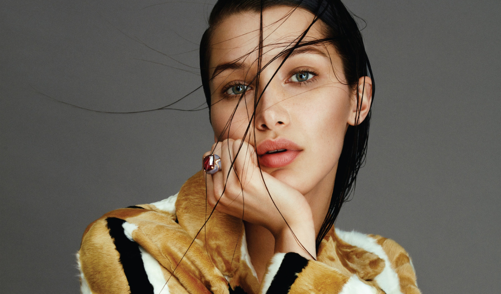 Девушка модель Белла Хадид фото на сером фоне