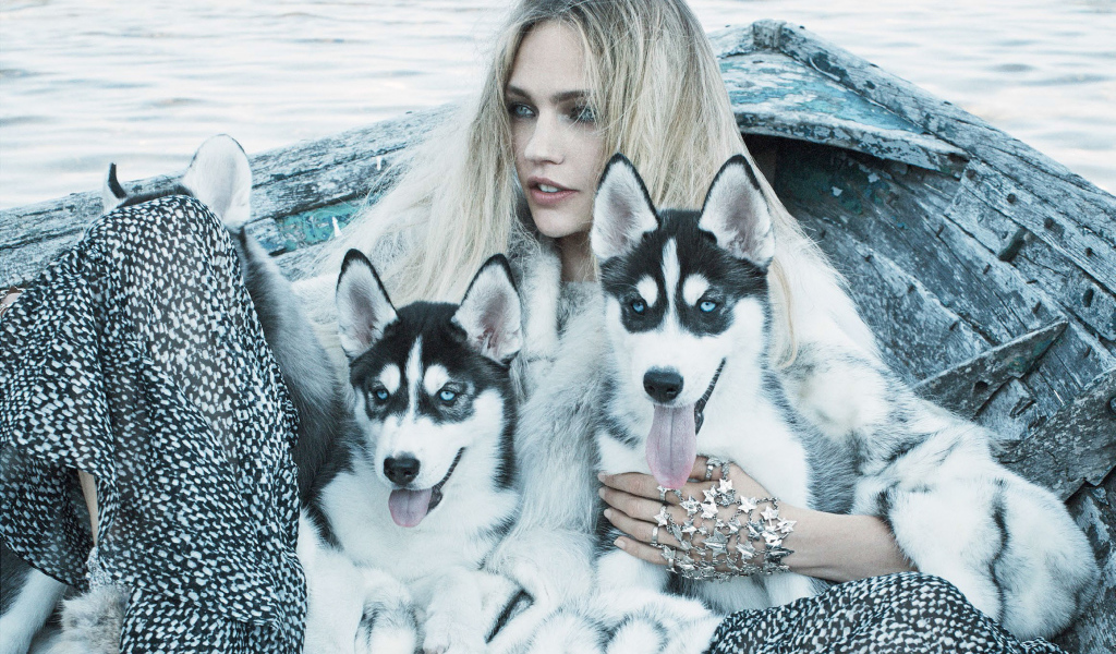 Девушка модель Саша Пивоварова с щенками хаски  