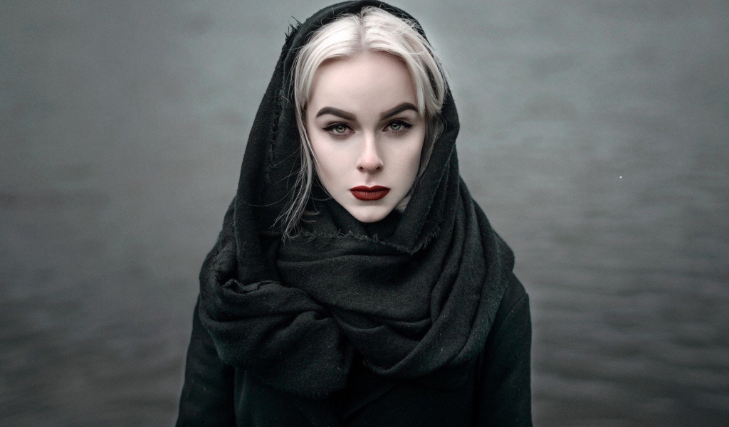 Девушка модель в черном наряде с красными губами 