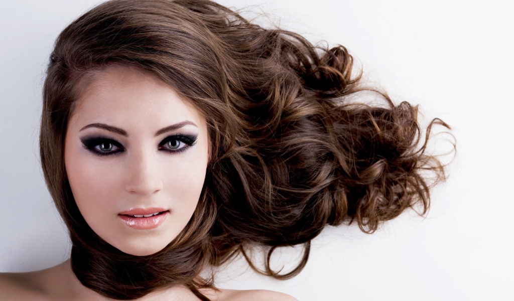 Девушка модель с темными волосами 