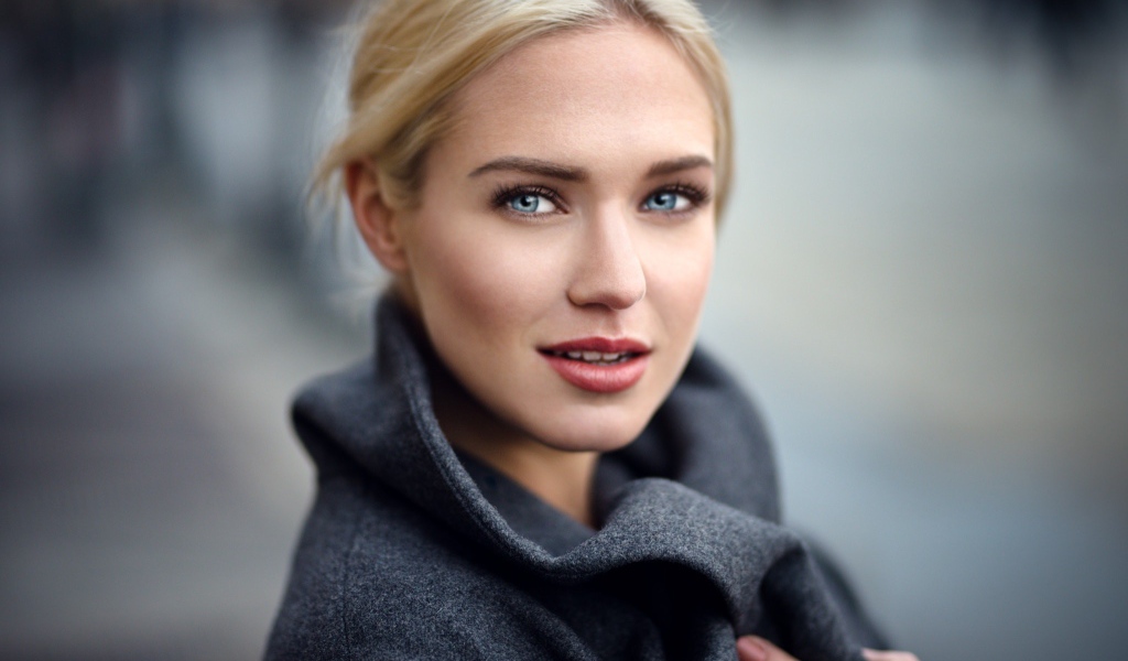 Девушка с голубыми глазами модель  Eva Mikulski 