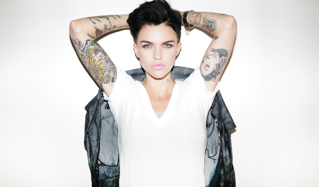 Девушка модель Руби Роуз с татуировками на руках