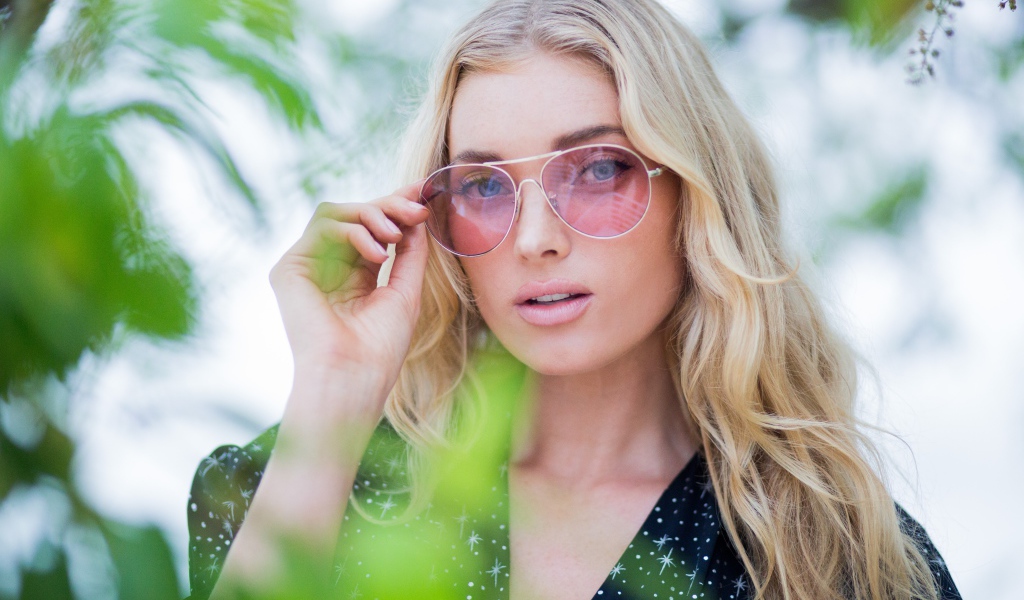 Стильная блондинка модель Эльза Хоск в солнечных очках