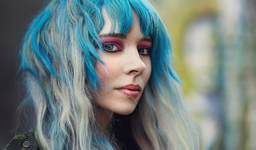 Молодая девушка модель с голубыми волосами