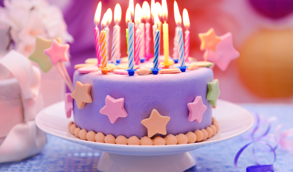 Красивый торт на день рождения со свечами