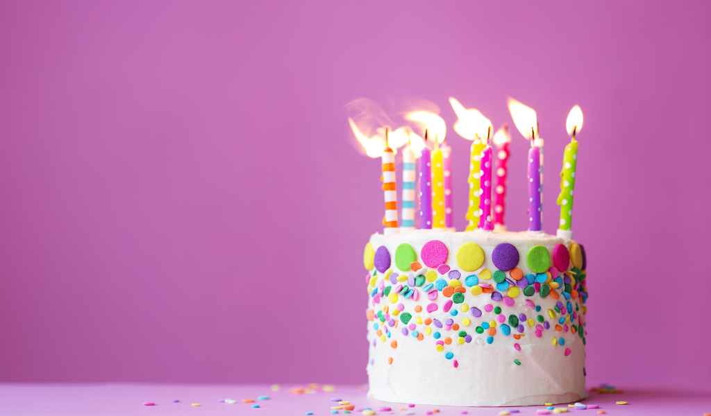 Торт на день рождения со свечами на сиреневом фоне