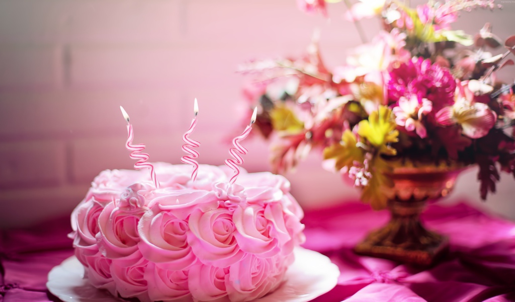 Розовый торт со свечами на День рождения