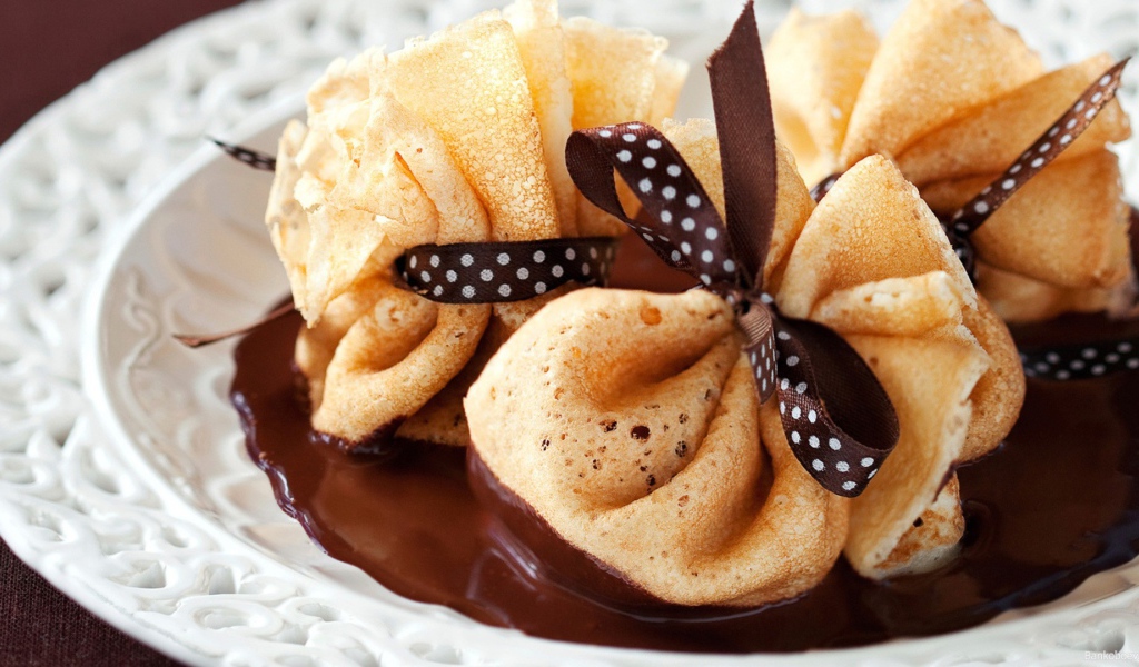 Мешочки из блинов в шоколаде на Масленицу 