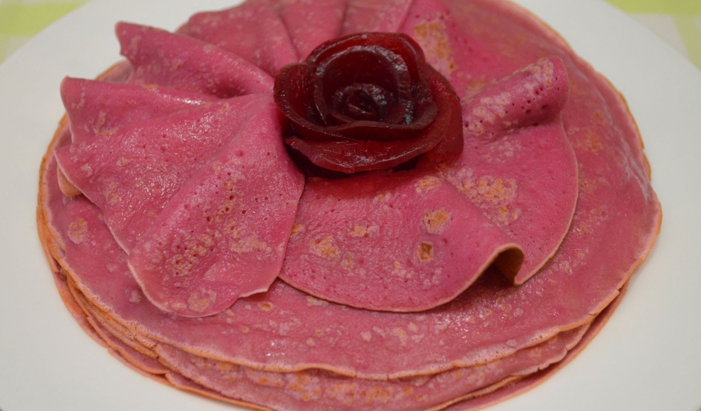 Красивые свекольные блины угощение на Масленицу 